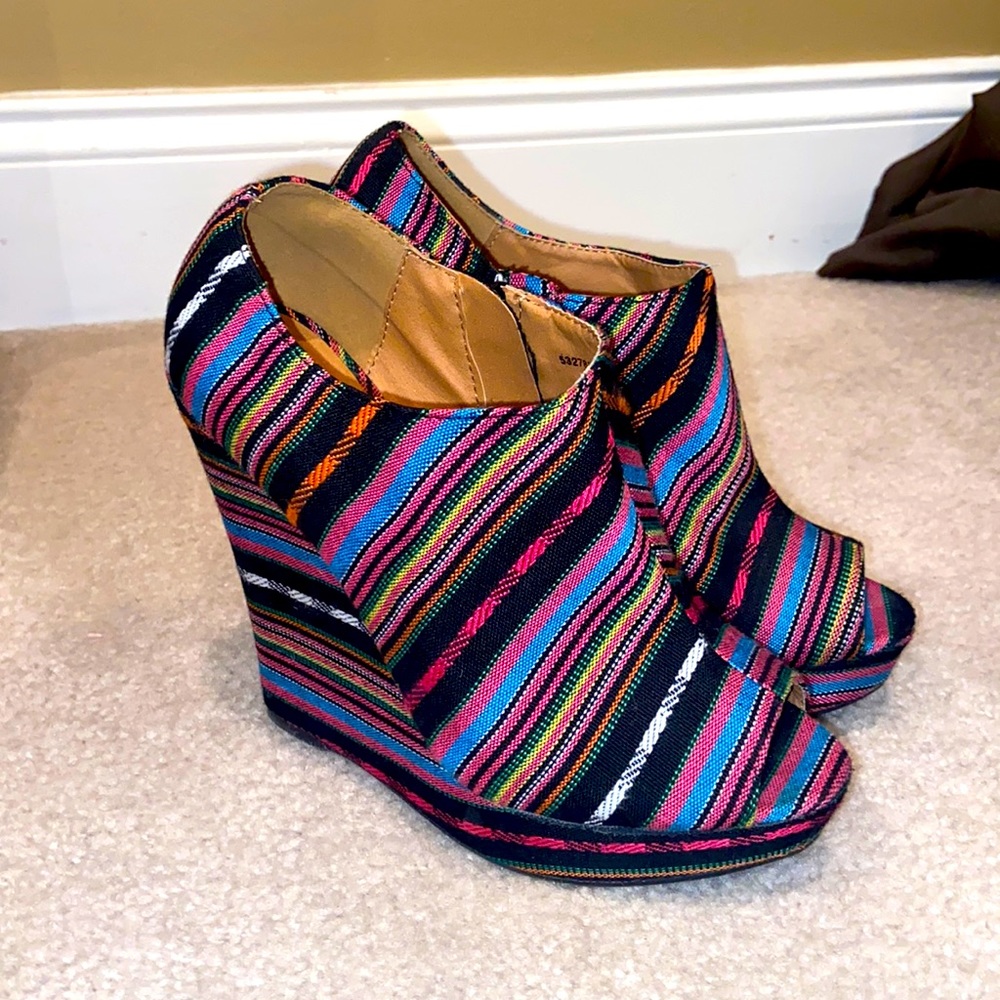 Baja pattern wedges!! Multi-color textured print!